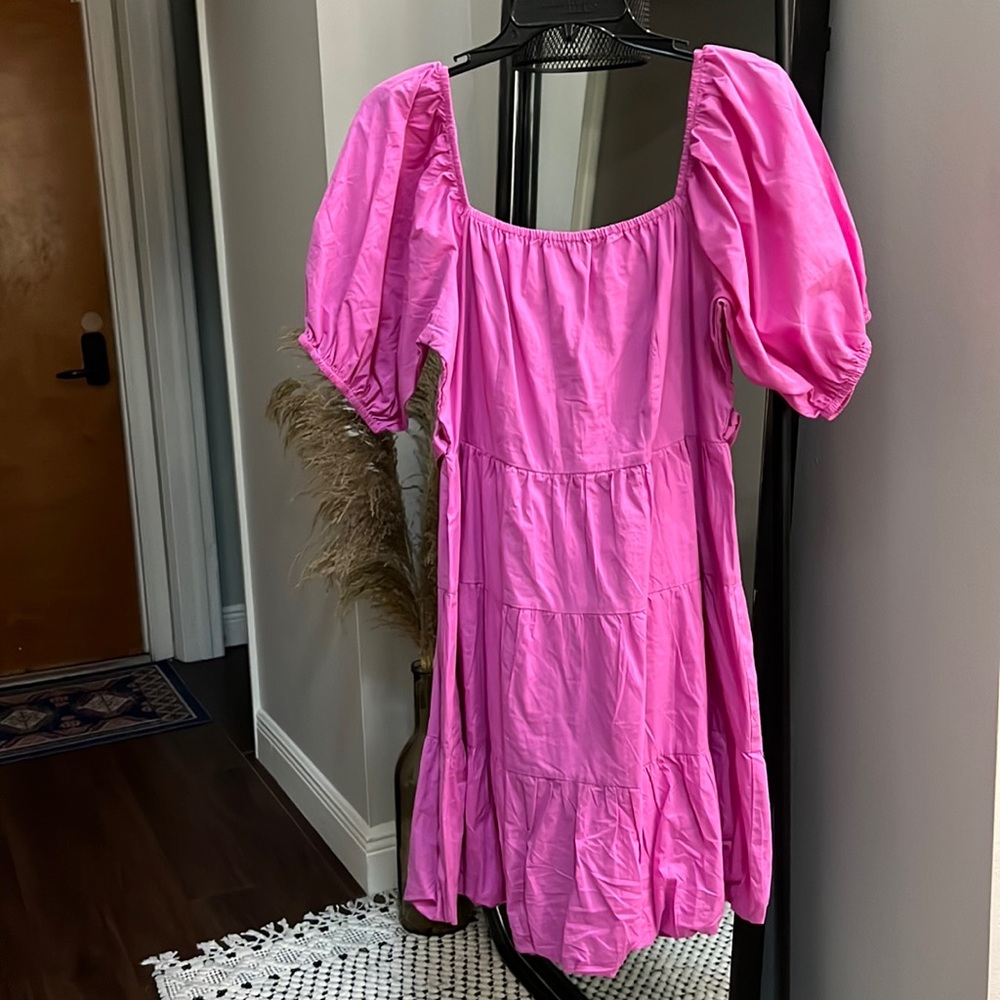 Short puff-sleeve pink summer dress